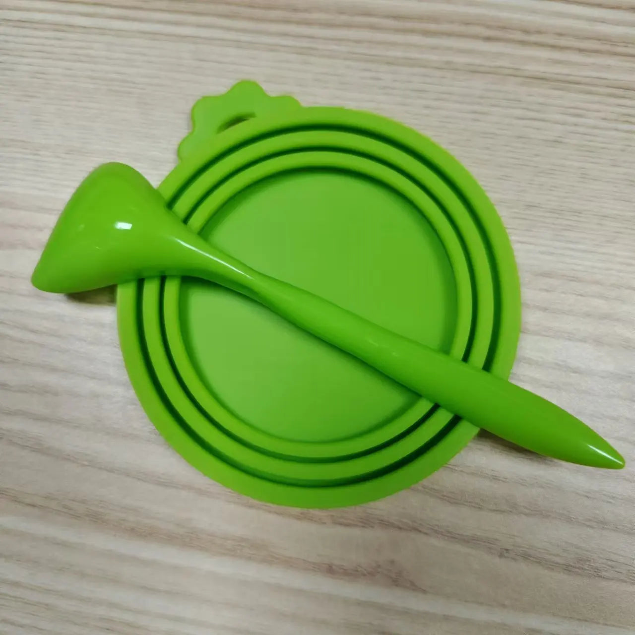 2pcs/set Reusable Pet Food Can Cover and Spoon Portable Dogs Cat Storage Tin Cap Lid Seal Cover Health Pet Supplies Pet Lids Can