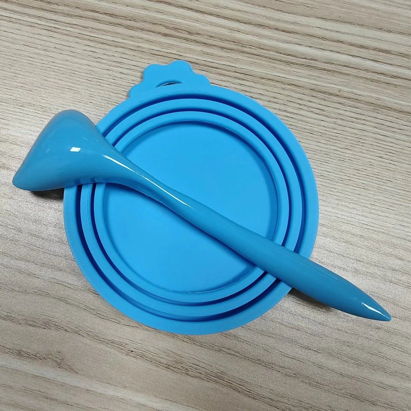 2pcs/set Reusable Pet Food Can Cover and Spoon Portable Dogs Cat Storage Tin Cap Lid Seal Cover Health Pet Supplies Pet Lids Can